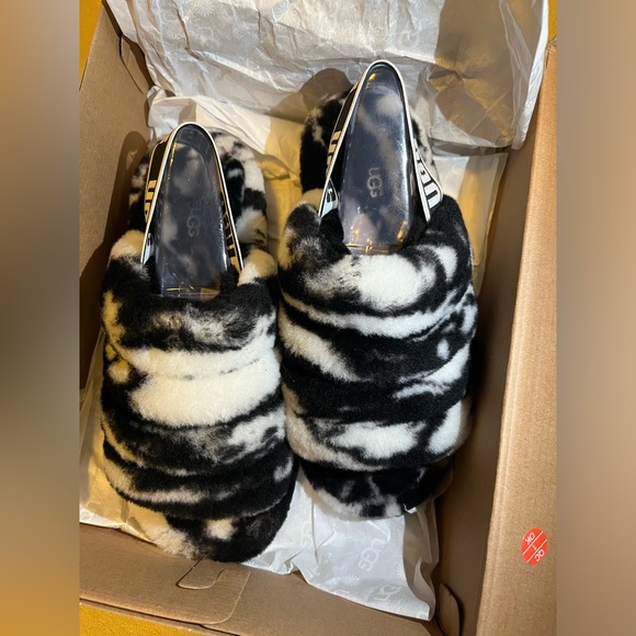 Uggs furry slides size 6 - Picture 2 of 3